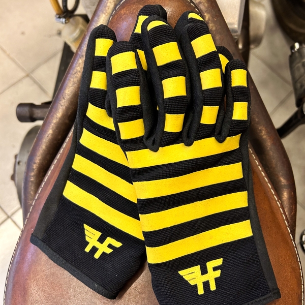 ST. QUENTIN YELLOW GLOVES